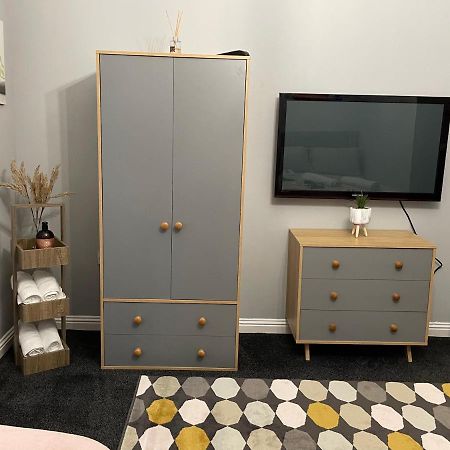 Spacious One Bedroom Flat, Entire Property. Гринок Экстерьер фото